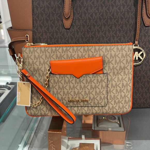 MICHAEL KORS JET SET ITEM LG 2 in 1 CARD CASE & WRISTLET
Poppy 
NWT - Picture 11 of 16